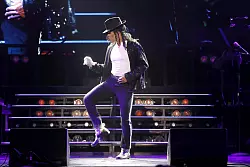 Die weltbesten Doppelg&auml;nger von Musikikonen wie Michael Jackson betreten am Samstag die B&uuml;hne auf dem Detmolder Schlossplatz. - &copy; Agentur Baganz