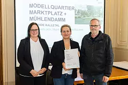 Fachbereichsleiterin Ewa Hermann (Mitte) und Projektleiter Stefan Pohl freuen sich mit Melanie Schade vom Bundesinstitut f&uuml;r Bau-, Stadt- und Raumforschung (BBSR) im Bundesamt f&uuml;r Bauwesen und Raumordnung (BBR) in Bonn &uuml;ber den gemeinsamen Erfolg. - &copy; / bundesfoto