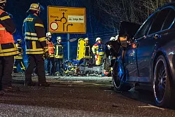 Der Rettungsdienst wartet auf die Befreiung des eingeklemmten Patienten, rechts ist der stark demolierte BMW zu sehen. - © FREITAG-TV