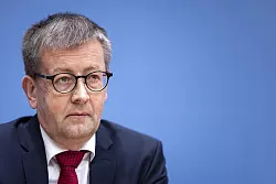 Der Suchtbeauftragte Burkhard Blienert aus Paderborn spricht sich dafür aus, Werbung und Sponsoring von Sportwettenanbietern vor 21 Uhr generell zu verbieten. - © picture alliance / photothek