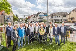 Zufrieden: Die Experten zusammen mit den Planern der Stadt Detmold im Bereich der Kreuzung Heidenoldendorfer Stra&szlig;e/Hiddeser Stra&szlig;e. - &copy; Torben Gocke