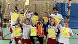 Kreismeister bei den gro&szlig;en Grundschulen im Fu&szlig;ball. Es jubeln die Hiddeser Viertkl&auml;ssler mit (hinten von links) Emir Tokac, Collin Wortmann, Jonathan Blauth, Leandro Ymeri, Johannes Bartelt, &Ouml;zg&uuml;r Asma sowie (vorne von links) Lennox Wallbaum, Ruben Salzseiler, Valentin Felk, Hugo Schlademann und Jonathan Lucas. - &copy; Grundschule Hiddesen