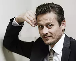 Roman Knižka kommt mit der musikalischen Lesung “In diesem Land” ins Weserrenaissance-Museum Schloss Brake. - © Daniel Haeker Photography