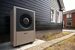 Waermepumpe vor einem Einfamilienhaus. SPD, Gr&uuml;ne und FDP haben sich im Mai auf noch offene Punkte f&uuml;r das geplante Heizungsgesetz geeinigt. - &copy; epd-bild / Heike Lyding