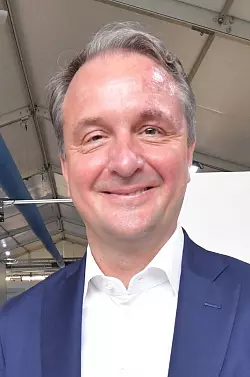 Personalvorstand Immanuel Hermreck z&auml;hlt allein im Kreis G&uuml;tersloh rund 11.000 Mitarbeiter. 164.000 Besch&auml;ftigte sind es derzeit noch konzernweit, doch die Zahl wird sich durch den Verkauf der Call-Center-Beteiligung ("Majorel") halbieren. - &copy; Jens D&uuml;nh&ouml;lter