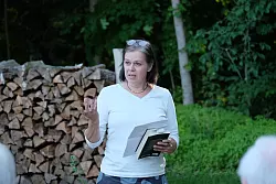 Autorin Dr. Tanja Busse analysiert die Klimakrise und das Artensterben. - &copy; Klosterlandschaft OWL