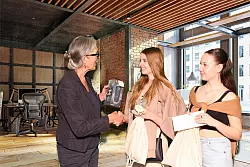 Kristina Hense aus Blomberg freut sich mit ihrer Freundin &uuml;ber den Hauptgewinn

einer Blue-Tooth-Lautsprecherbox, zu der Heike Kreienmeier f&uuml;r den

Verein Staylipso gratuliert. - &copy; Staylipso