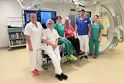 Elisabeth Kindervater aus Horn-Bad Meinberg (Mitte) bekommt am St. Ansgar Krankenhaus der KHWE mit der Kardiokapsel den kleinsten Herzschrittmacher der Welt eingesetzt (von links): Tara Mahieu (Teamleitung Pflege Kardiologie), Sabine Sprock (Pflegefachkraft), Deborah Ritter (Herzkatheterlabor), Elisabeth Kindervater, Chefarzt Dr. B&eacute;la B&oacute;zsik und Sabrina Grote (Leitung Herzkatheterlabor). - &copy; Katholische Hospitalvereinigung Weser-Egge gGmbH