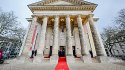 Roter Teppich: So sah das Theater im Fr&uuml;hjahr zum Festakt "900 Jahre Lippe" aus, als Bundespr&auml;sident Frank-Walter Steinmeier zu Besuch kam. Generell soll sich das Landestheater der Zukunft mehr nach au&szlig;en &ouml;ffnen. - &copy; BESIM MAZHIQI