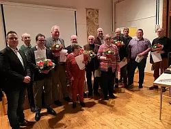 Jubilare des Jahres 2022 und Vorstand: Sven Logermann, Friedrich-Wilhelm Rieke, Bernd S&ouml;lter, Willi D&uuml;wel, Heidi Funke, Lars D&auml;hling, Dieter Peix, Christian Olschewski, Elke Matthies, Thomas Solle, Dirk Greimeier, Daniel D&uuml;wel, Robert Hampe (von links). - &copy; CDU-Stadtverband Barntrup