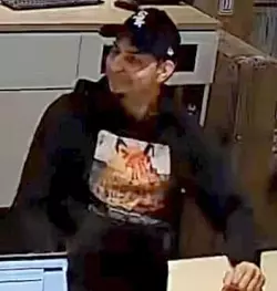 Dieses Foto hat die Raum&uuml;berwachungskamera von dem T&auml;ter gemacht. - &copy; Polizei Lippe