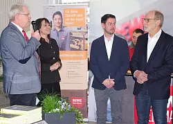 Begr&uuml;&szlig;ung: B&uuml;rgermeister Katzer, Schulleiterin Melanie Grimm, Frank Metzger (Vorstandsvorsitzender

der GIKA) und Mit-Initiator Wolfgang Huppke (CDU-Kreisverband Lippe). - &copy; Realschule Augustdorf