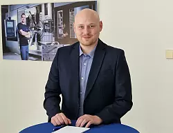 Als Projektleiter „Passgenaue Besetzung" bringt Tobias Haak Auszubildende und Betriebe zusammen. - © IHK Lippe