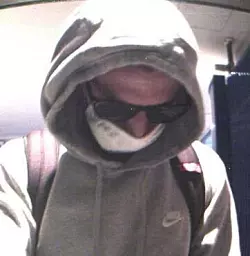 Der Tatverd&auml;chtige ist schlank, trug oder Sonnenbrille, Maske oder auch Handschuhe. - &copy; Polizei Lippe