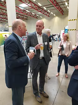 Frisch gezapft genie&szlig;en Ex-B&uuml;rgermeister und &bdquo;Vater&ldquo; der Blomberger

Ausbildungsmesse Klaus Geise mit Stefan Susat vom Jobcenter, Andrea Lemm von

der VHS und Brigitta Wulf (von links) von der Johannes-Gigas-Schule ein 

alkoholfreies Bierchen. - &copy; Heike Kreienmeier