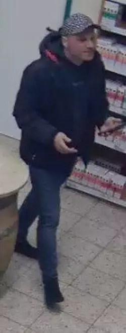 Die Polizei sucht nach diesem Mann im Zusammenhang eines Ladendiebstahls. - &copy; Polizei Lippe