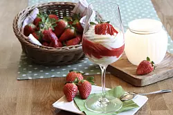 Sommerliches Dessert - vielleicht als süßer Abschluss nach dem Spargel? Die Mascarponecreme mit Erdbeeren macht wenig Aufwand, schmeckt aber umso besser. - © Christina Pfrommer