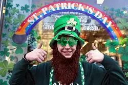 Der irische Kobold, der Gold am Ende eines Regenbogens versteckt, ist eines der Nationalsymbole Irlands. - &copy; dpa