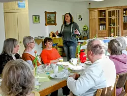 Kriminalhauptkommissarin Annette Kukkuk gibt den Senioren Tipps, wie sie sich vor Betr&uuml;gern sch&uuml;tzen k&ouml;nnen. - &copy; AWO Langenholzhausen