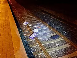 Schneeschaufeln und Streus&auml;cke liegen auf den Gleisen im Bahnhof Altenbeken. Daf&uuml;r sind nach Polizeiangaben Jugendliche aus Horn-Bad Meinberg verantwortlich. - &copy; Bundespolizei