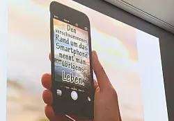 Medienp&auml;dagogin Sabine Schattenfroh gibt praxisnahe Tipps f&uuml;r Familien zum Umgang mit dem Smartphone. - &copy; Cornelia Reuter