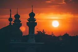 T&auml;glicher Start des Fastens: Zum Sonnenaufgang beten gl&auml;ubige Muslime. - &copy; Symbolfoto: Pixabay