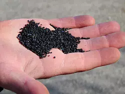 Mit dieser Hochofenschlacke werden die Oberfl&auml;chen im Hochbeh&auml;lter bestrahlt, um die obere Betonschicht zu entfernen. - &copy; Gunter Held