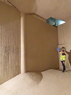 Norbert Wehmeier, bei der Gemeinde zust&auml;ndig auch f&uuml;r die Hochbeh&auml;lter zeigt auf die Zulaufleitung. - &copy; Gunter Held