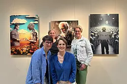 Die aktuelle Sommerausstellung im Weserrenaissance-Museum Schloss Brake gewährt einen Blick in die Zukunft. Über die KI-generierten Bilder freuen sich Sabine Steiner-Lübbers, Olga Grunau, Anja Moldehn (allesamt vom CIIT) und Museumsleiterin Silvia Herrmann. - © Weserrenaissance-Museum Schloss Brake