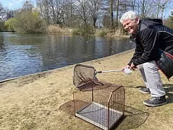 Seine Badeg&auml;ste hat Gerd Wetzel zum Schwanensee im Stadtpark bugsiert. Nach dem Nachwuchs will er in den n&auml;chsten Wochen ab und zu mal gucken. - &copy; Burkhard Hoeltzenbein
