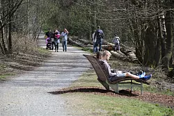 Der Hermannsweg ist nicht nur bei den Oerlinghausern beliebt. Gerade an Wochenenden tummeln sich dort viele Wanderer &ndash; und Radfahrer, f&uuml;r die der Weg ebenfalls reizvoll ist. - &copy; Karin Prignitz