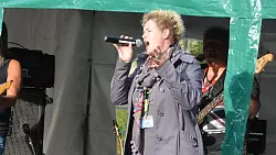 S&auml;ngerin Simone B&ouml;se-Bettko und die anderen Bandmitglieder von "Time Tunnel" stimmen unter dem von der Bundeswehr-Patenkompanie gestellten Zeit auf das Konzert im August ein. - &copy; Karin Prignitz