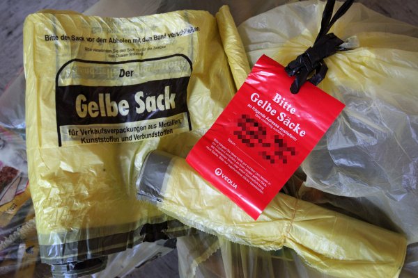 Nachschub: Wer eine neue Rolle von den Gelben Säcken möchte, muss den roten Zettel vorweisen können. Allerdings ist dieser nicht in allen Rollen mitverteilt worden. - © Bernhard Preuß