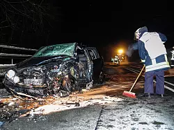 Eine 60-jährige Frau konnte mit diesem VW Polo nicht mehr ausweichen und kollidierte mit einem entgegenkommenden BMW, dessen 19-jähriger Fahrer die Kontrolle über sein Fahrzeug verloren hatte. - © FOTO: CHRISTIAN MATHIESEN