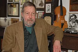 Die Vorarbeit ist abgeschlossen: Dr. Armin Kranzhoff sitzt seit eineinhalb Jahren an der Dalborner Chronik. - © Manfred Brinkmeier