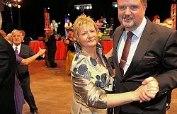 Sylvia L&ouml;hrmann lie&szlig; sich von ihrem ebenfalls politisch aktiven Lebensgef&auml;hrten Reiner Daams &uuml;bers Parkett f&uuml;hren. Die stellvertretende NRW-Ministerpr&auml;sidentin verriet, dass sie in ihrer Partei der Fraktion "Genuss und Vernunft" angeh&ouml;re. - &copy; FOTOS: RAIMUND VORNB&Auml;UMEN