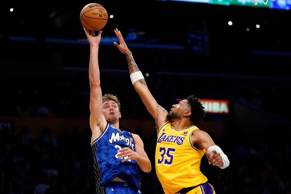 Die Orlando Magic wirken mit Franz Wagner (l) diese Saison wieder konkurrenzfähig. - © Ryan Sun/AP/dpa