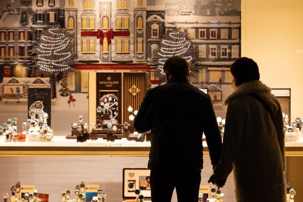 Die Verbraucher wollen in diesem Jahr im Schnitt 250 Euro für Weihnachtsgeschenke ausgeben. - © Hannes P. Albert/dpa