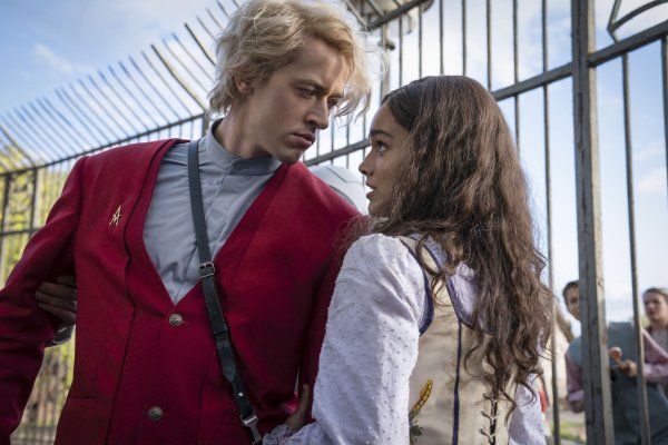Tom Blyth als Coriolanus Snow und Rachel Zegler als Lucy Gray Baird in einer Szene des Films «Die Tribute von Panem - The Ballad Of Songbirds & Snakes». - © -/Leonine/dpa