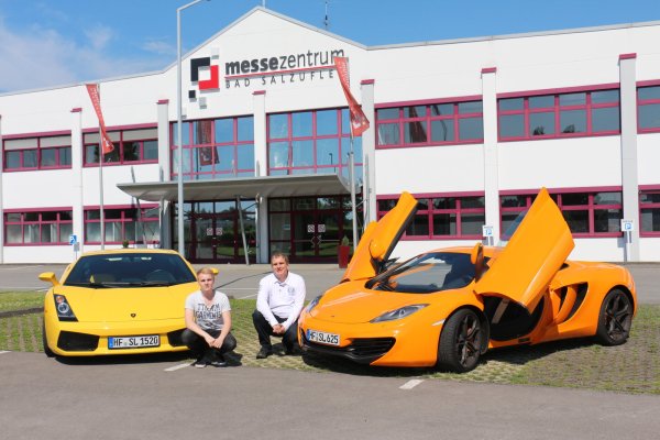 Supercar-Rallye: Die Veranstalter Marvin und Stefan Ladage mit Lamborghini Gallardo (gelb) und einem McLaren 12C (orange) vor dem Messezentrum Bad Salzuflen. Dort startet die Rallye. - © Privat