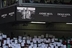 Vor dem Spiel gegen Bournemouth erinnerten Fans an Liverpools Diogo Jota und seinen Bruder André Silva, die bei einem Verkehrsunfall ums Leben kamen. - © Peter Byrne/PA Wire/dpa
