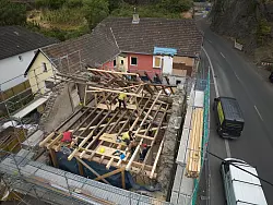 Freiwillige Helfer bauen den Dachstuhl des Hotels Lochm&uuml;hle wieder auf. - &copy; Thomas Frey/dpa