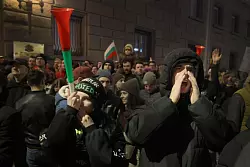 Die Demonstranten fordern eine faire Neuwahl. - &copy; Valentina Petrova/AP/dpa