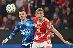 Volle Konzentration auf den Ball bei Nelson Weiper (r). - &copy; Torsten Silz/dpa