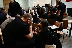 Die Ermittler vermuten, dass noch weitere Männer Gisèle Pelicot missbraucht haben. (Archivbild) - © Christophe Simon/AFP/dpa