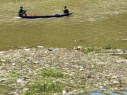Ganze M&uuml;llteppiche treiben im Citarum, hinzu kommen giftige Abw&auml;sser aus Textilfabriken. - &copy; Carola Frentzen/dpa