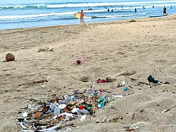 Auch die Urlaubsinsel Bali hat ein riesiges M&uuml;llproblem - wie hier am Strand von Kuta. - &copy; Carola Frentzen/dpa