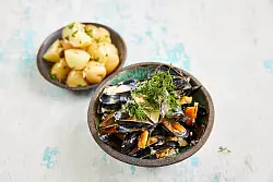 Miesmuscheln in Meerrettich-Sahnesoße: Schalotten, Weißwein und Dill verleihen dem Gericht eine feine nordische Note. - © David Loftus/MSC/dpa-tmn