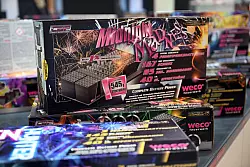 Im Showroom der Feuerwerksfirma Weco liegen Silvester-Raketen und -feuerwerk. - © Federico Gambarini/dpa