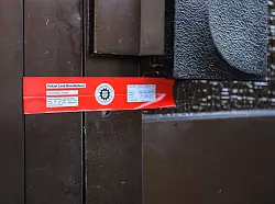 Die Polizei hat den Wohnblock nach dem Brand am Dienstagabend beschlagnahmt und versiegelt. - © Patrick Pleul/dpa